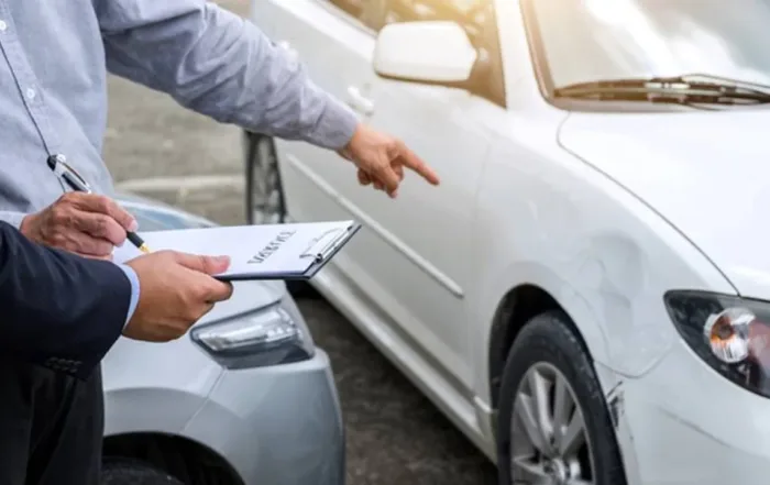 Inspección de un auto al momento de elegir una empresa aseguradora