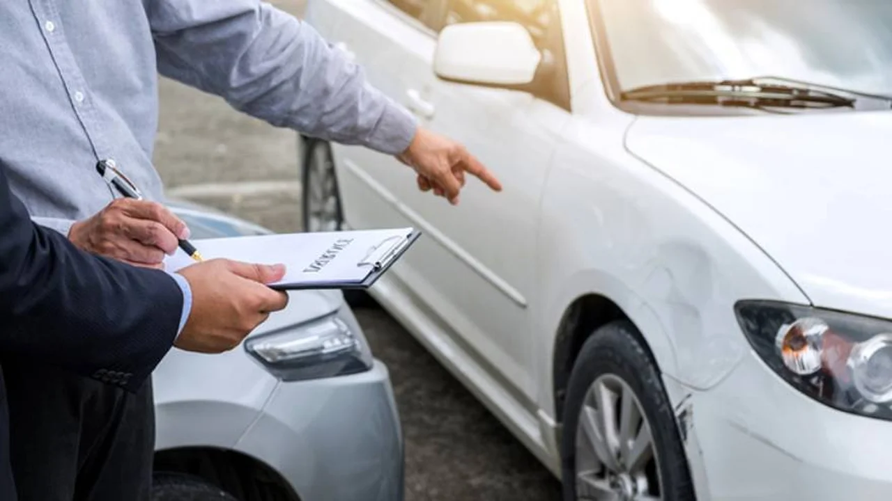 Inspección de un auto al momento de elegir una empresa aseguradora