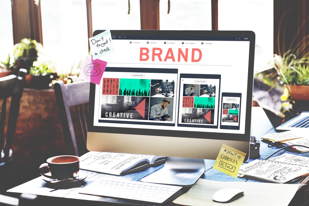 Pantalla de computadora con diseño de marca y planificación de contenidos, ilustrando la estrategia de Brand Journalism en B2B para construir autoridad y posicionar la marca mediante contenido editorial.