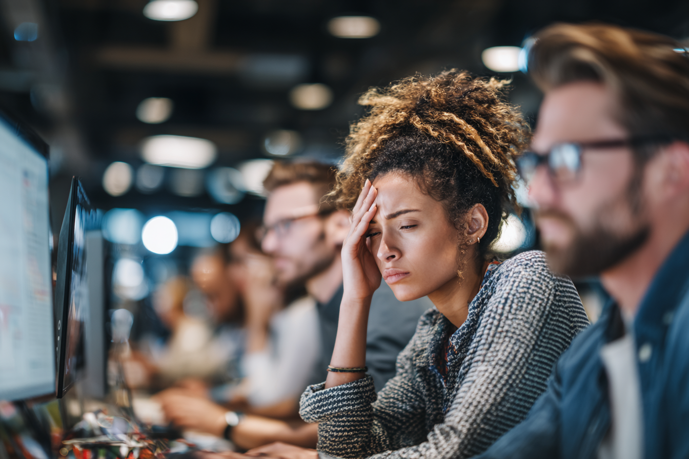 Equipo de trabajo analizando datos en pantallas con preocupación por resultados de Marketing B2B